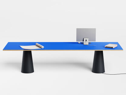 ALT (All Linoleum Table) konisches Tischgestell mit rechteckiger Tischplatte und integrierter Kabelmanagement-Lösung. Beschichtet mit Midnight Blue und Carbon Linoleum, designed by Keiji Takeuchi