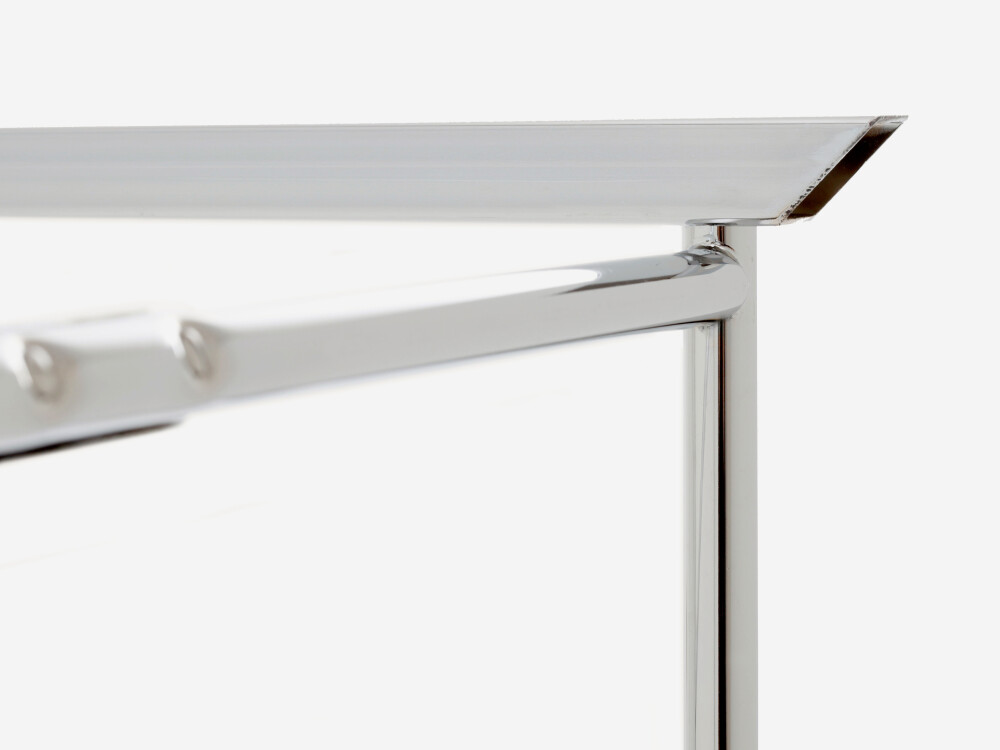 Detailed view of the plate reinforcement on the E2 table frame, made of powder-coated steel to stabilise the tabletop.
