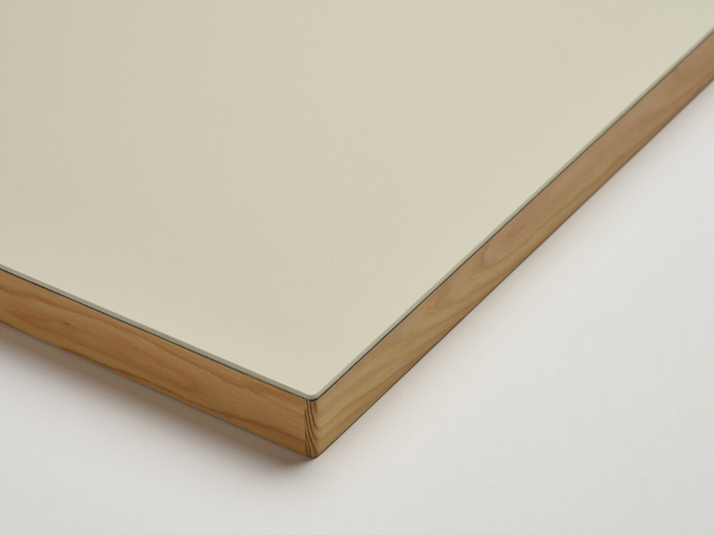 Smooth, matt linoleum top in warm light gray with oiled multiplex edge - detailed view of a Faust table top in larch.