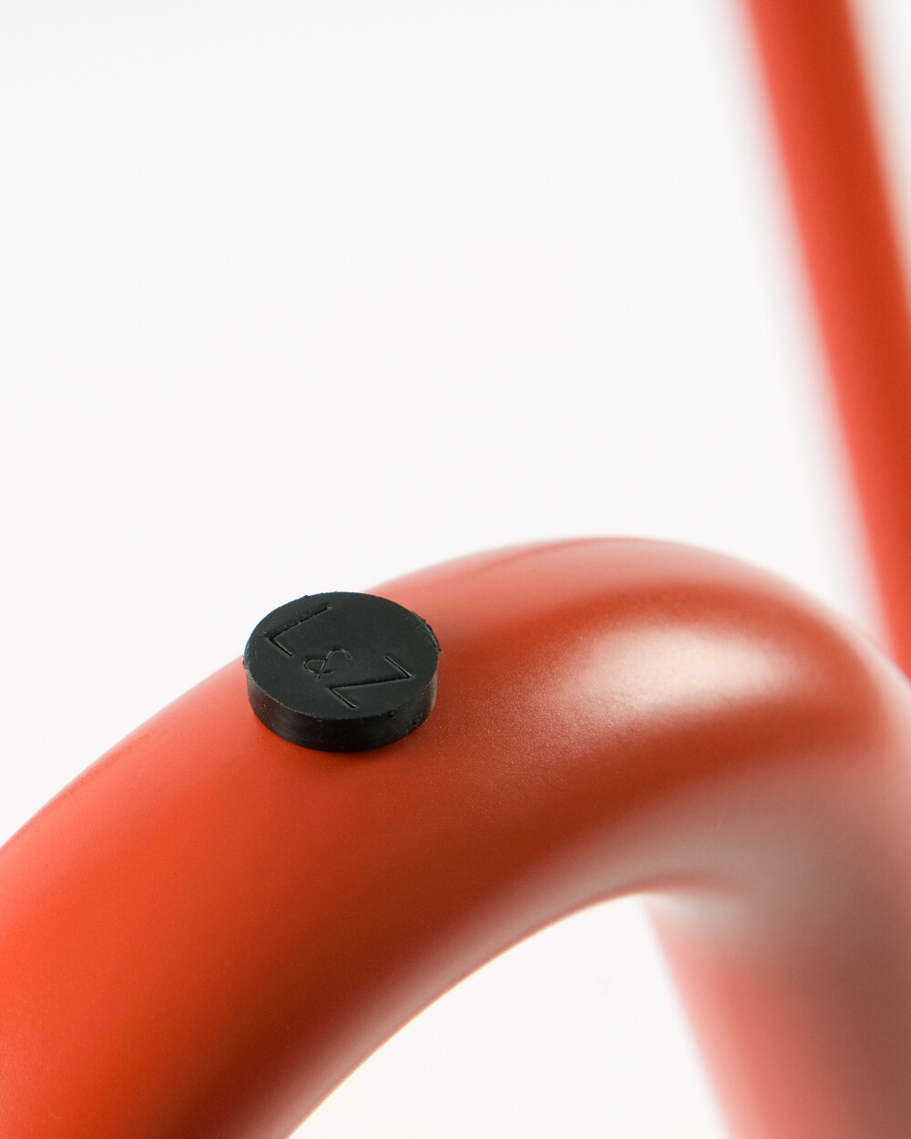 Detailed view of a protective pad on the Sinus table trestle, which allows the tabletop to rest loosely on top.