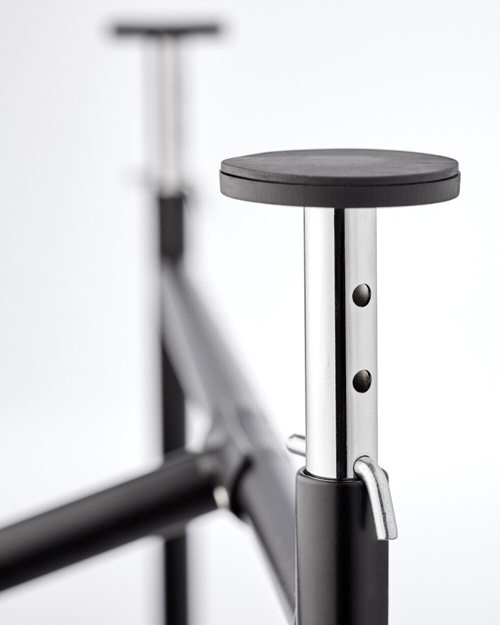 Detailed view of the plate holder for screwing onto the E2 table frame for stable plate attachment.