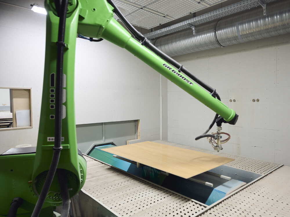 Over half of the energy used in production comes from the photovoltaic system installed on our production facility’s roof, with the remainder sourced from green energy suppliers. Table bases and other furniture are designed and produced by Faust as well. 