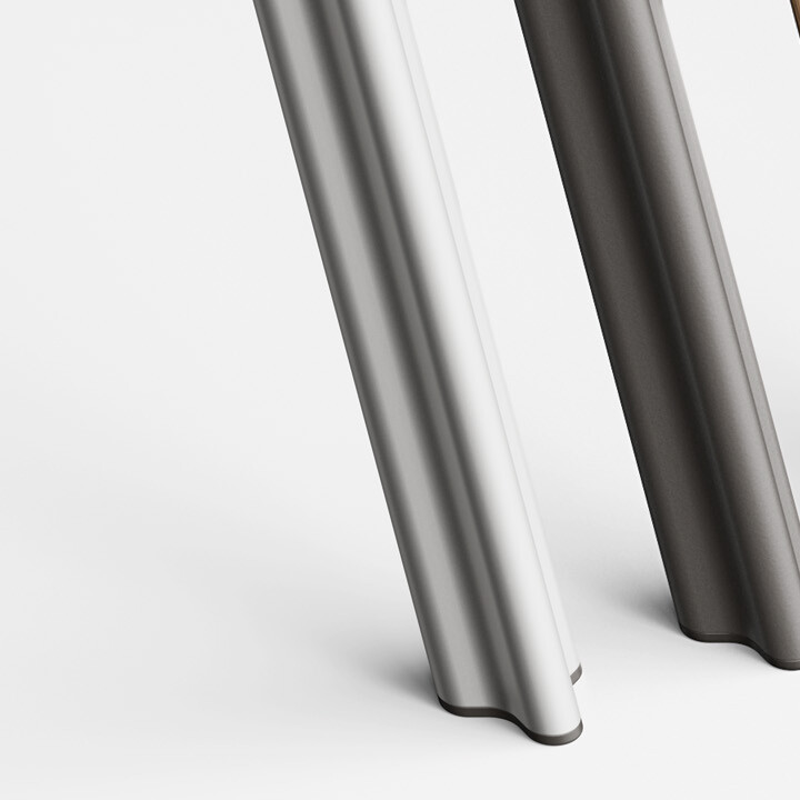 Eine Abfolge von vier BEAM-Beinen, auf einem weißen Hintergrund, von Vordergrund bis Hintergrund: BEAM-Bein in mattem silber eloxiertem Aluminium mit Kunststoffgleitern; BEAM-Bein in schwarz pulverbeschichtetem Aluminium mit Kunststoffgleitern; BEAM-Bein