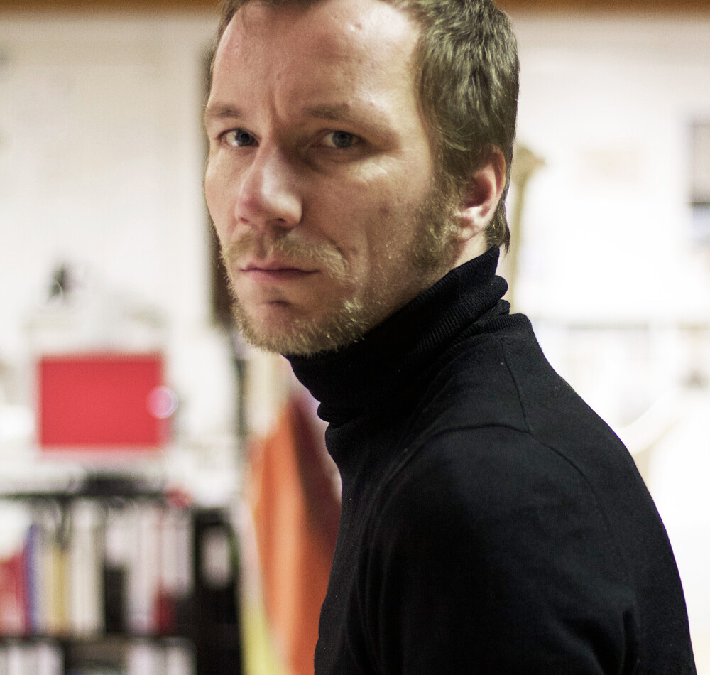 Porträt von Architekt Michael Anton Kastenbauer für Faust – frontal in die Kamera blickend, aufgenommen im Studio- oder Atelierumfeld.