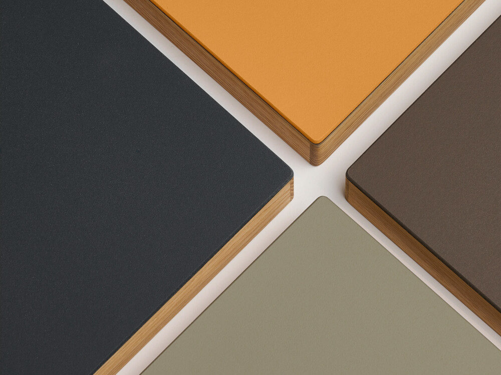 Detail	tischplatten-linoleum-farbkombination-eichekante-faust.jpg	Vierfarbige Linoleumplatten mit Eichekante – Farbtöne Leather, Espresso, Pistachio und Charcoal als Kombinationsbeispiel.	Four-color linoleum panels with oak edging - Leather, Espresso, Pis
