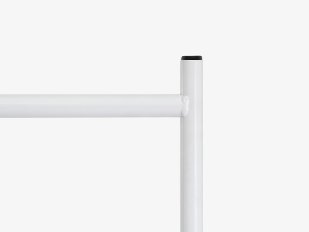 White aluminum-colored E2 frame with central or offset strut – space-saving and functional.