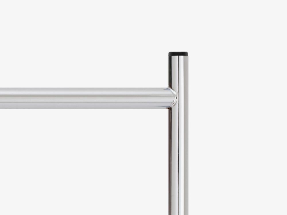 Chrome-plated E2 table frame with central or offset strut – stable, shiny, timeless.