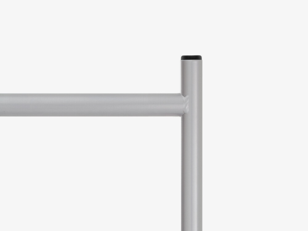 E2 frame in white aluminum with central or offset strut for versatile table solutions.