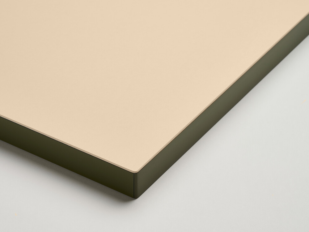 Matte Linoleum-Tischplatte von Faust in hellem Beige (Macadamia) mit farbiger Kante in Olive – Detailansicht im Studio.