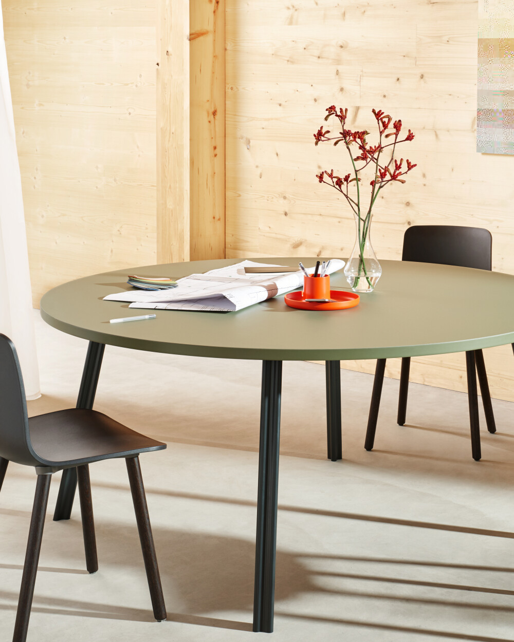 Round BEAM table in olive with matching edge and black frame – simple, functional, and ideal for shared meals or conversations.