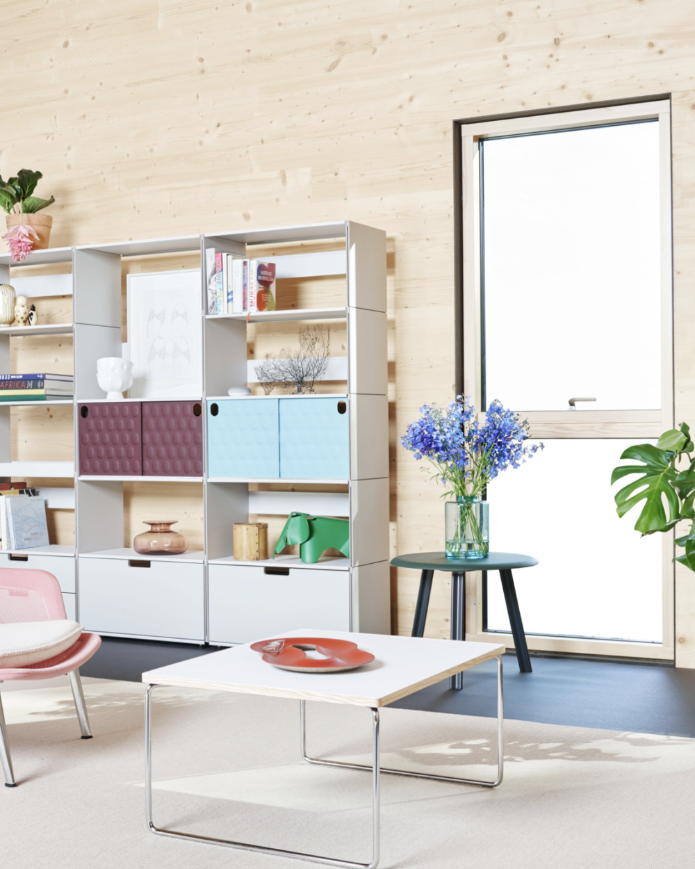 Low & Lower table by Faust with light linoleum surface, oak edge and shiny chrome frame, in the living room.