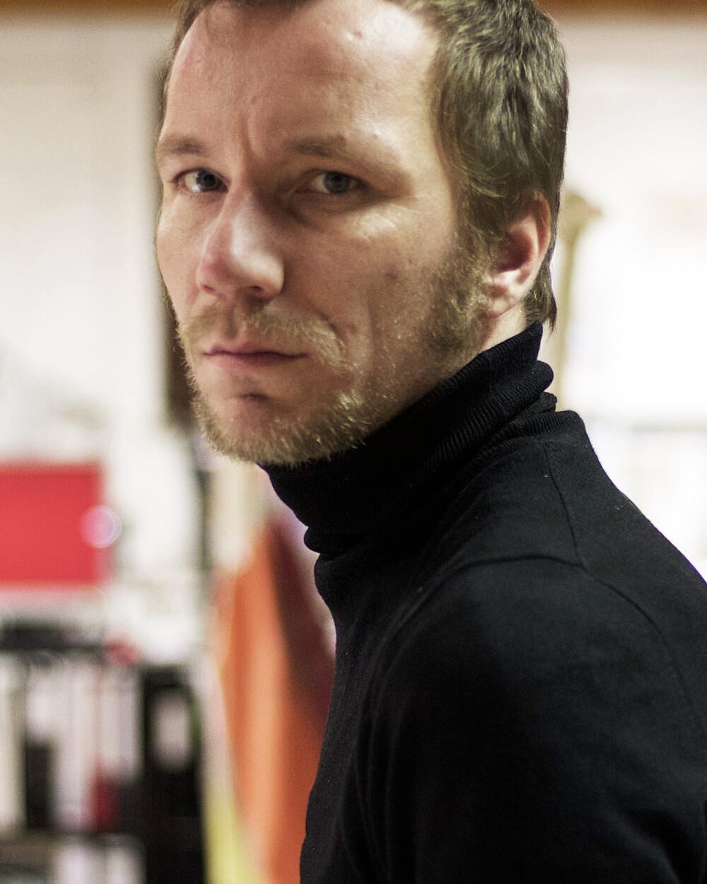 Porträt von Architekt Michael Anton Kastenbauer für Faust – frontal in die Kamera blickend, aufgenommen im Studio- oder Atelierumfeld.