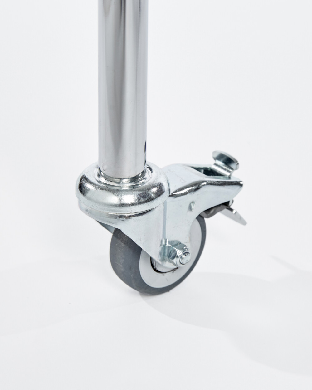 Detailed view of a swivel castor with brake for the E2 table frame – enables flexible mobility and secure locking.