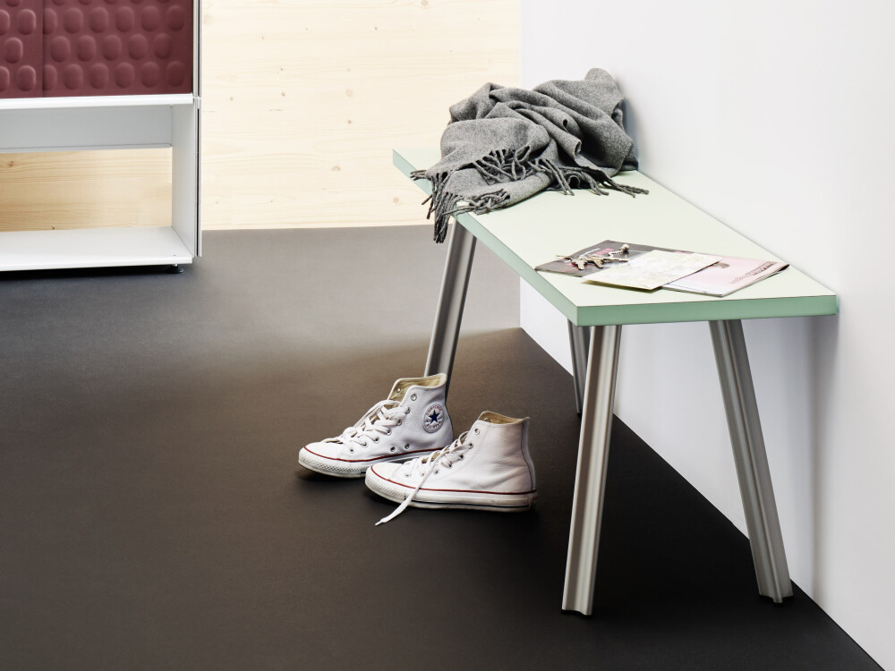 Flurszene mit BEAM Bank in Linoleumfarbe Pistachio, kombiniert mit einem Sideboard und Accessoires wie Schuhen, Schal und Pflanzen.