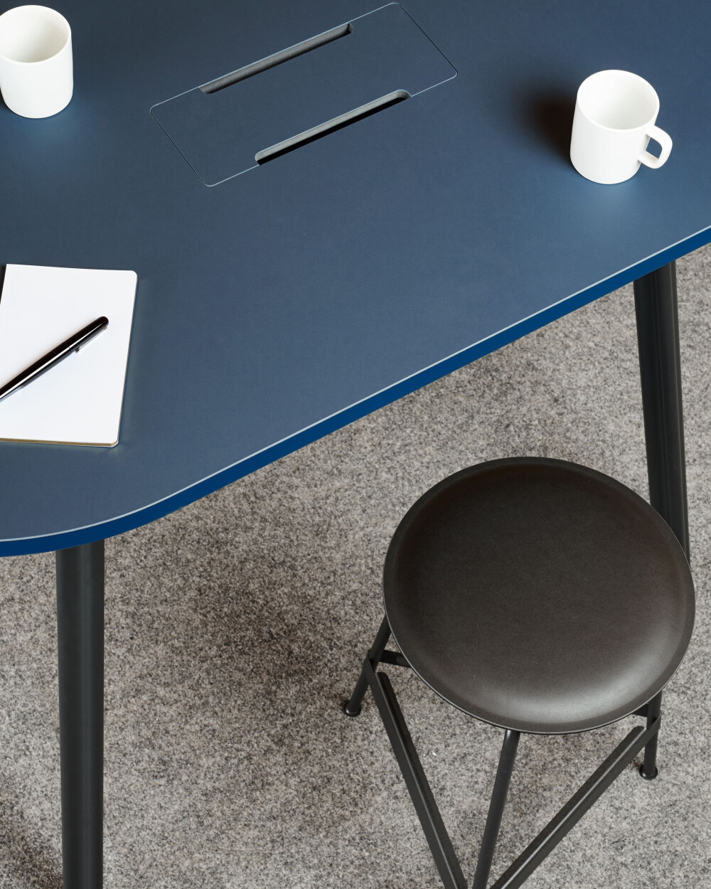BEAM high table with blue linoleum tabletop, combined with a RAVIOLI bar stool with black seat.